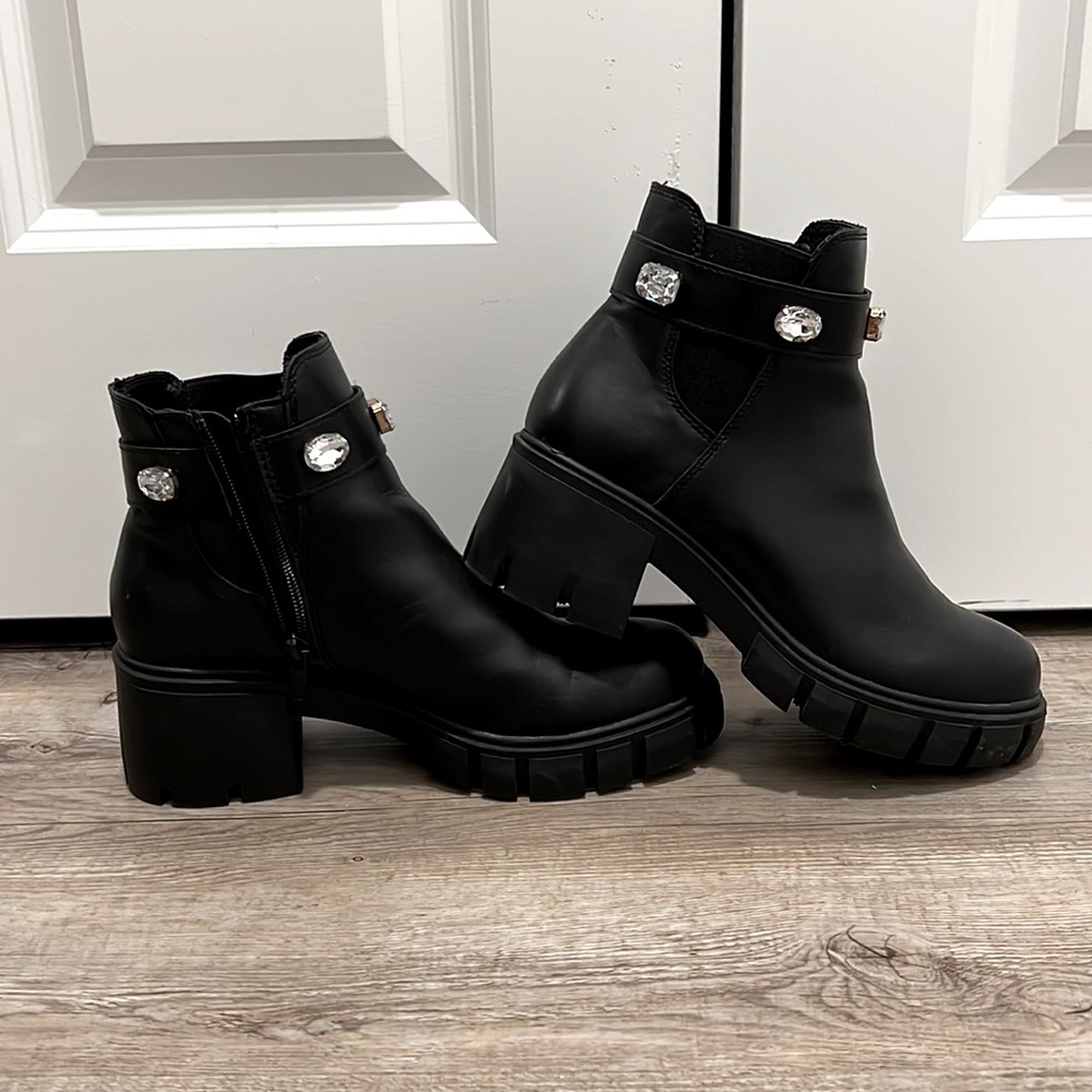 Black boot with crystals